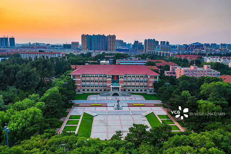 辽宁工程技术大学，绿树中的图书馆图片素材