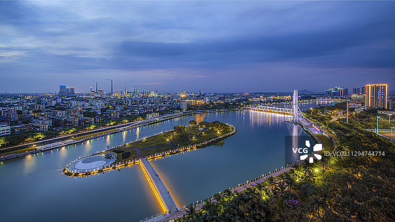 茂名蓝调下小东江同心岛图片素材