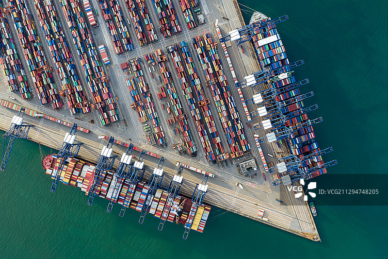 深圳市盐田港口的装箱货船在工业商业港口进出口图片素材