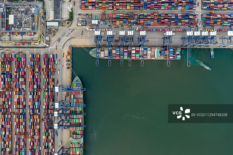 深圳市盐田港口的装箱货船在工业商业港口进出口图片素材