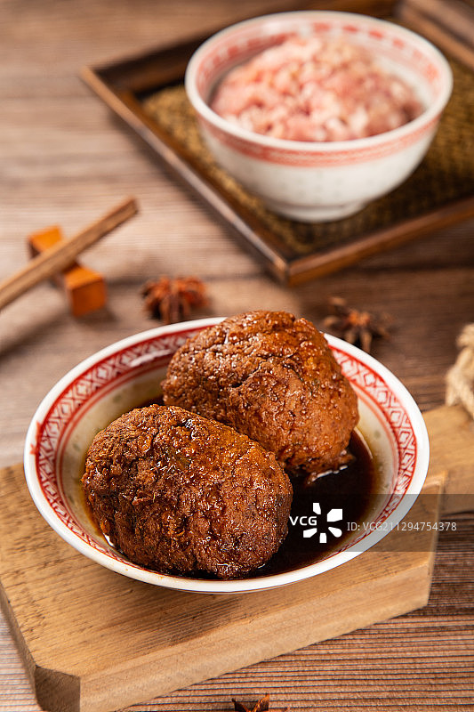 拳头大的狮子头图片素材