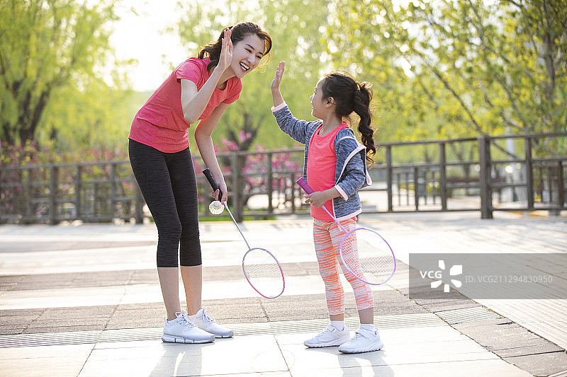 快乐的母女俩一起玩羽毛球图片素材
