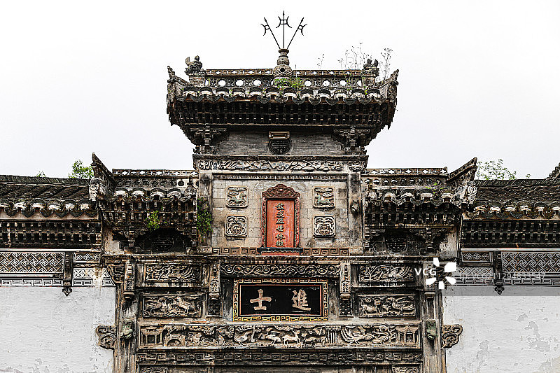 浙江金华诸葛八卦村，白墙黑瓦徽派古典民居建筑，进士牌匾门头罩图片素材