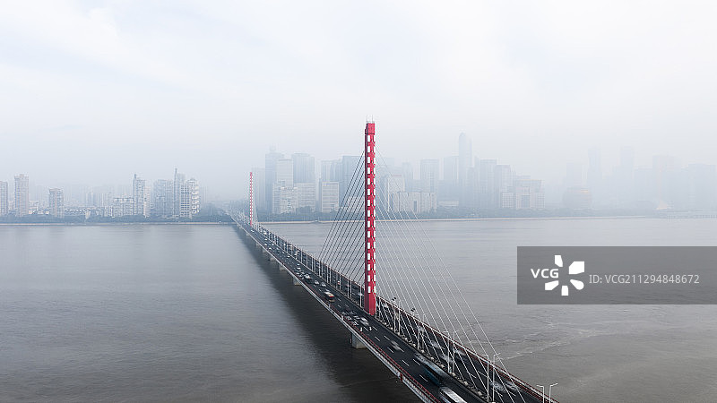 晨雾下的杭州西兴大桥映衬钱江新城图片素材