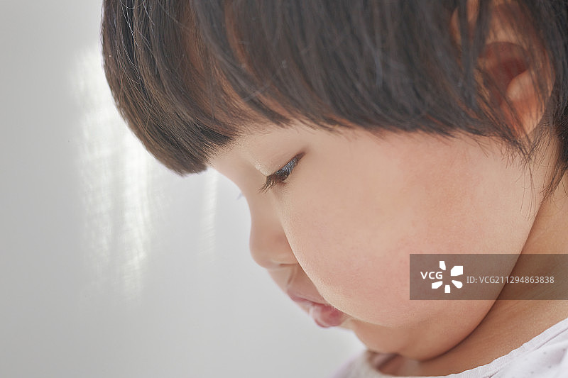 摄影棚背景下的儿童侧视图，特写照片图片素材