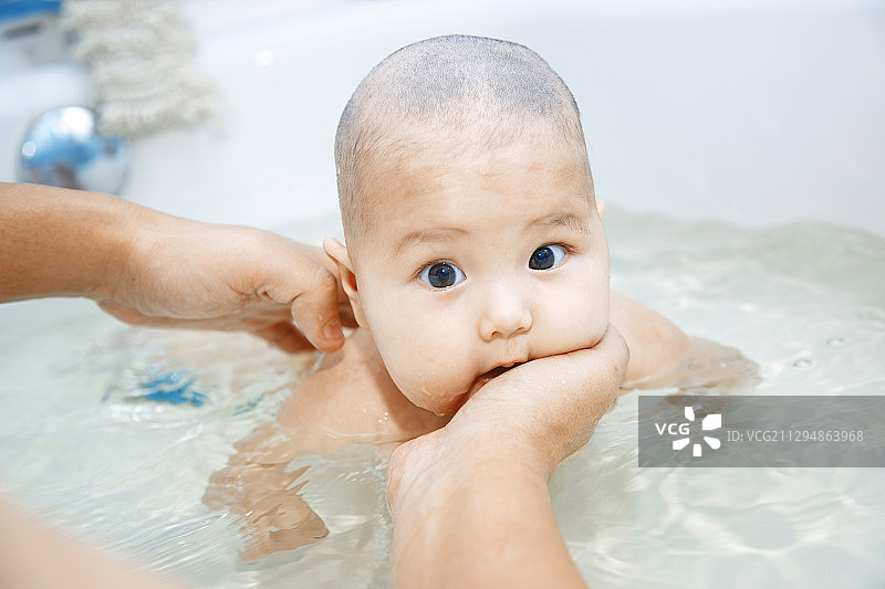 父亲给宝宝洗澡图片素材