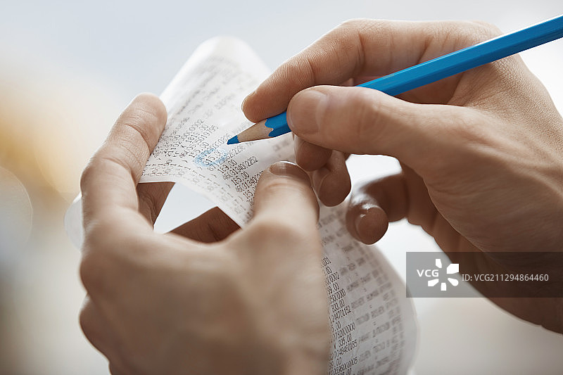 人手拿着铅笔和财务记录图片素材