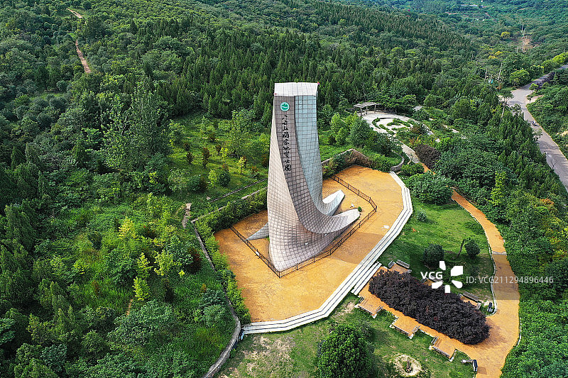 俯瞰地质公园碑+安徽省淮南市八公山区八公山风景区地质文化广场图片素材