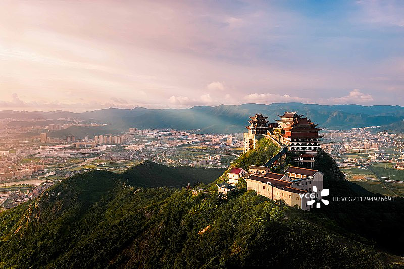 晨光中的浙江台州温岭市楼旗尖，被称为小布达拉宫。图片素材