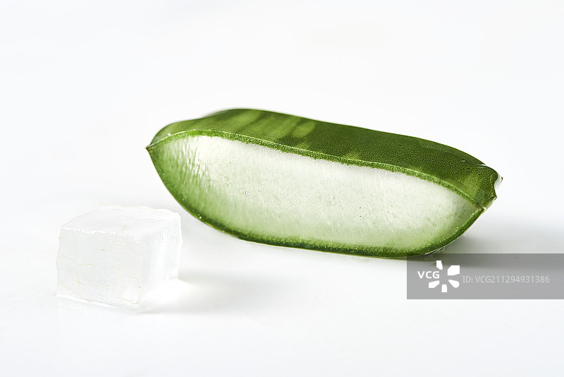 切片芦荟和芦荟块，白色背景图片素材