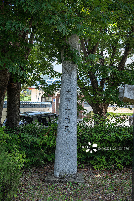 韩国传统村庄入口处的石制图腾柱图片素材