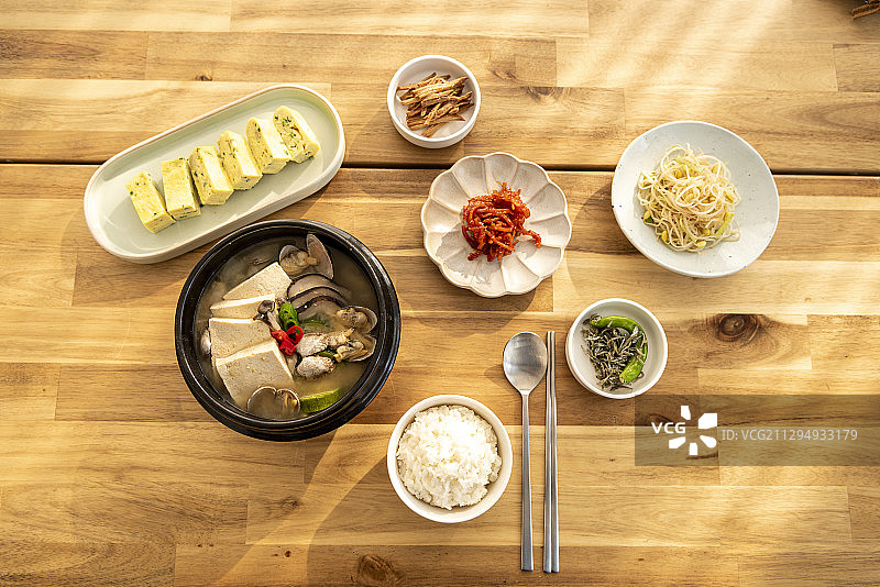 大酱汤和米饭配小菜图片素材