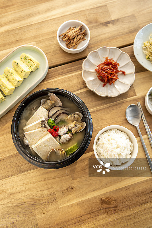 大酱汤和米饭配小菜图片素材