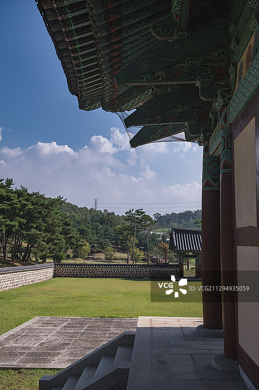 传统建筑和石阶被石墙环绕的侧面图图片素材