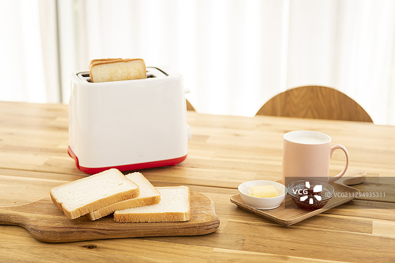 烤面包片，配黄油、番茄酱的咖啡图片素材