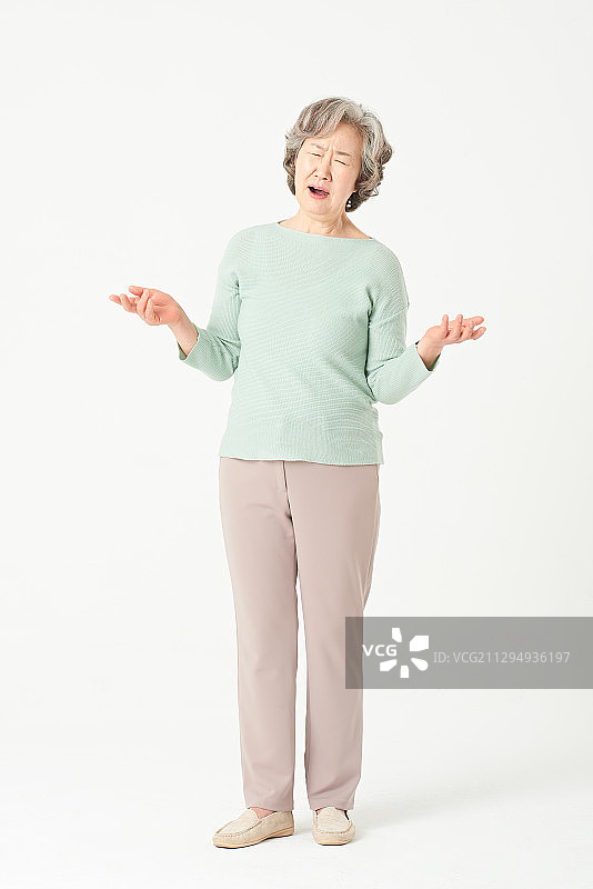 手持标牌面露担忧的年长女性图片素材