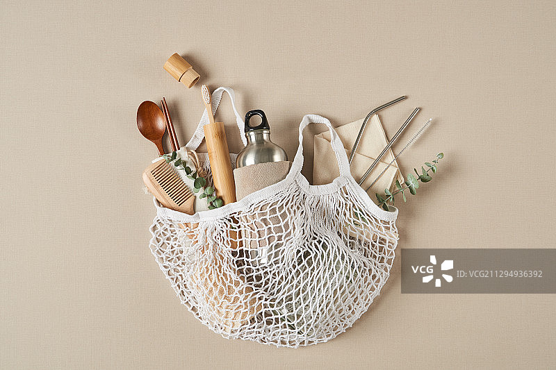 白色网状购物袋中的环保用品图片素材