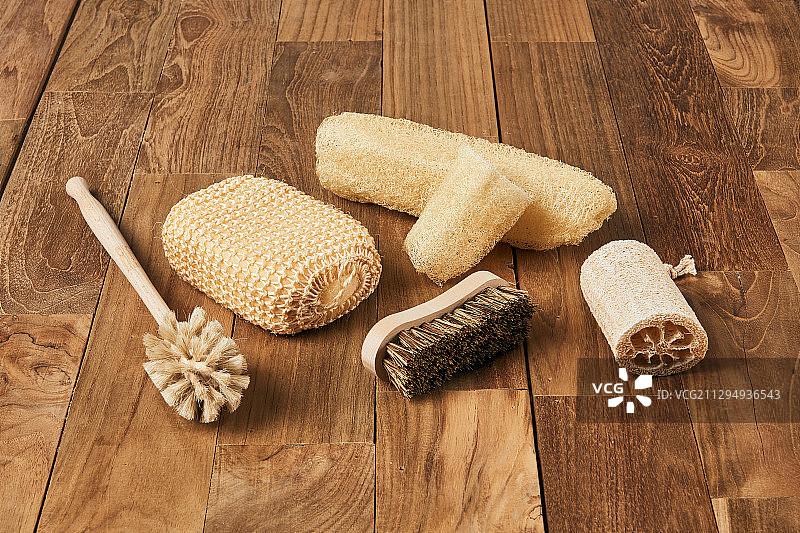 环保沐浴用品，如丝瓜和刷子图片素材