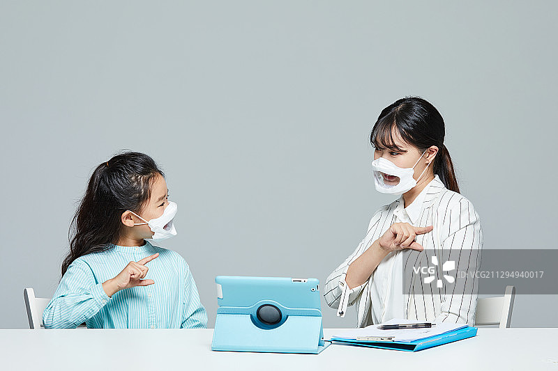 手语、交流、口罩、新冠疫情图片素材