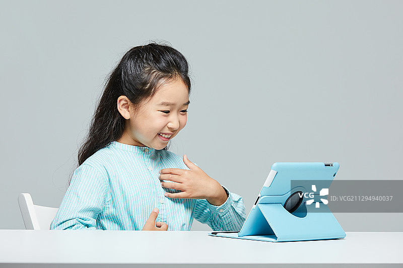 儿童手语视频通话数字平板图片素材