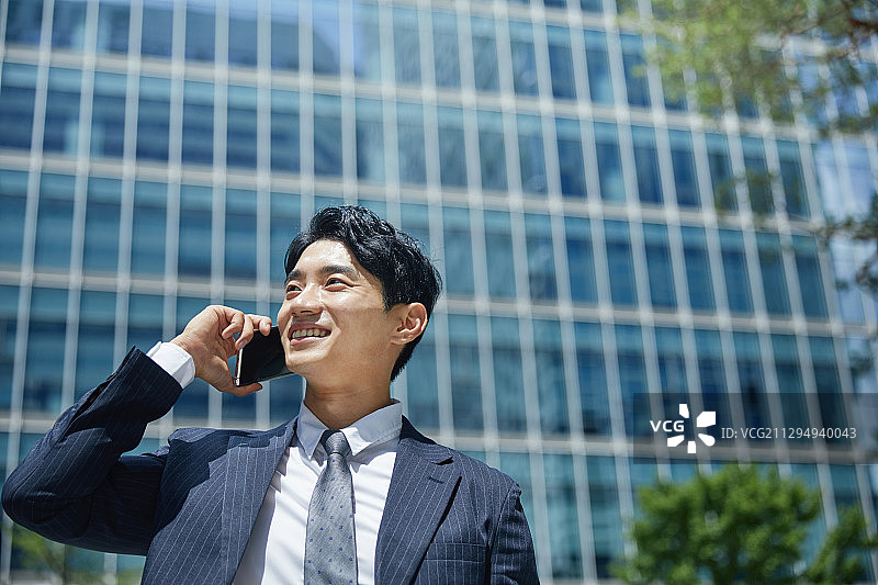 商务：商人、希望、手机、沟通、非面对面、合同图片素材