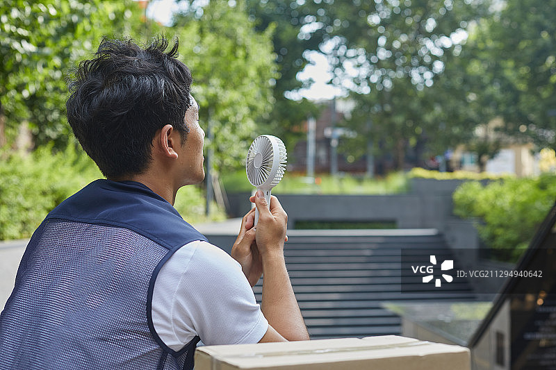休息时间，炎热，快递员，热浪，艰辛，电风扇图片素材