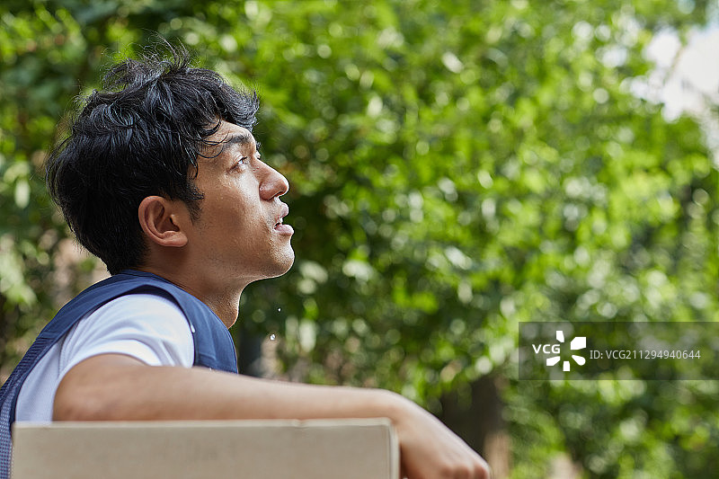 休息时间，热，快递员，热浪，困难图片素材