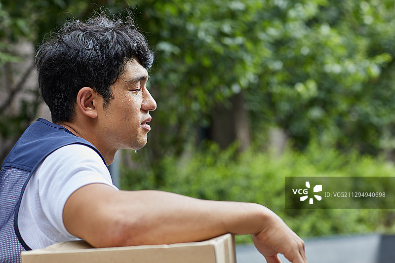 休息时间，热，快递员，热浪，困难图片素材