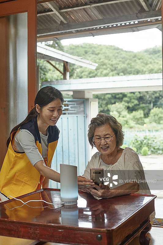 独居老人，数字延迟，志愿活动，社区服务，微笑，学习图片素材