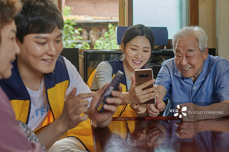 独居老人，数字延迟，志愿活动，社区服务，微笑，学习图片素材