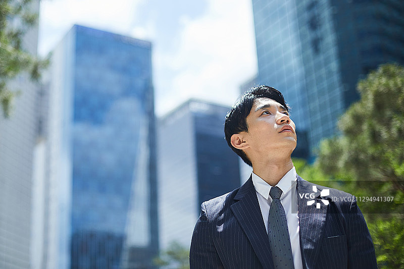 商务招聘通勤压力下的青年图片素材