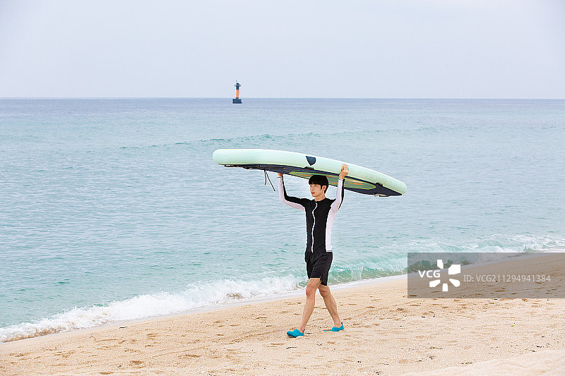 桨板运动爱好：男性行走图片素材
