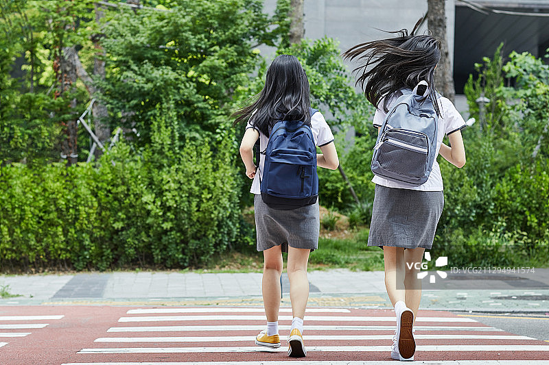 高中生、初中生、人行横道、迟到图片素材