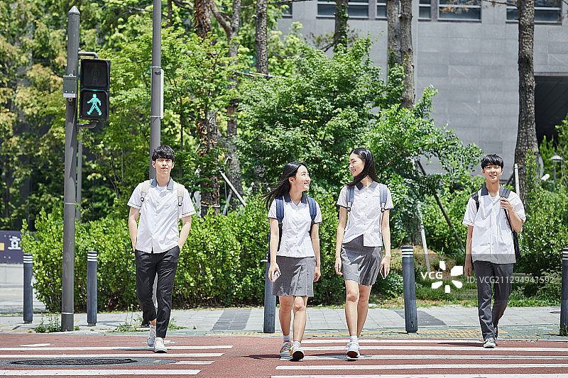 青少年，学生，人行横道，校服图片素材