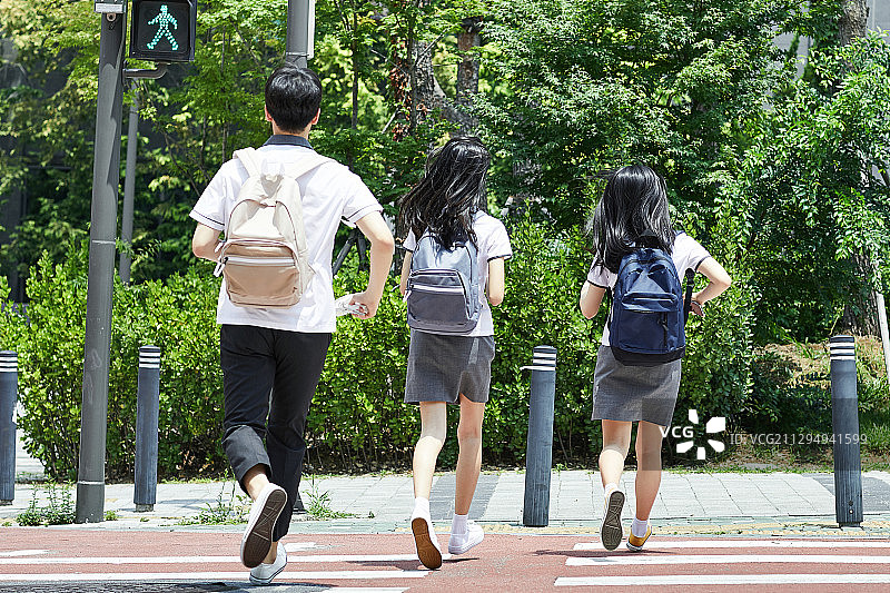 高中生、初中生、人行横道、迟到图片素材
