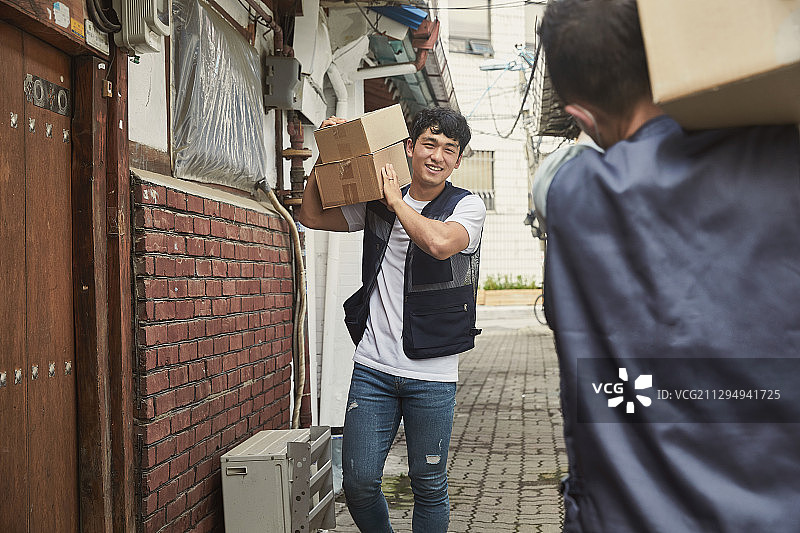 快递员送货工作照图片素材