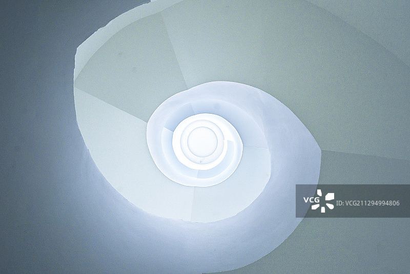 蓝色旋转楼梯图片素材