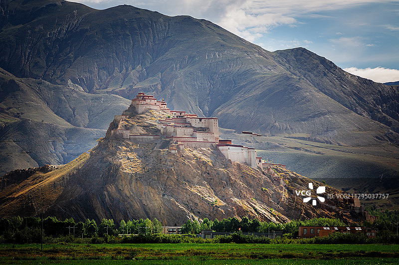 宗山古堡遗址矗立在江孜古城中央的悬崖峭壁上，整个古堡群错落有图片素材