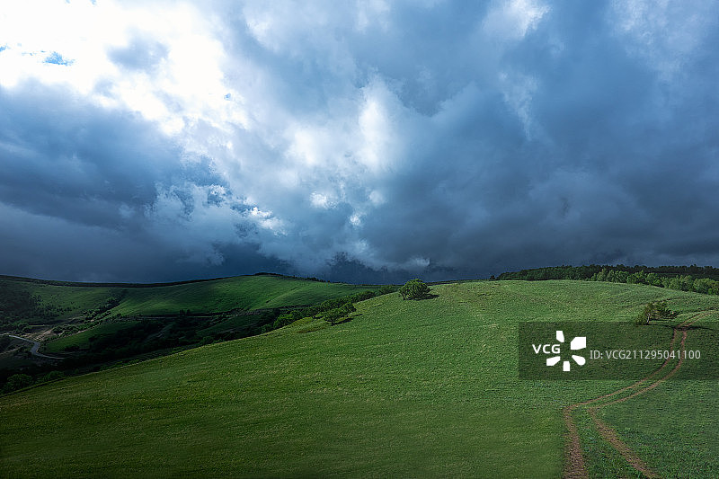 晴转乌云黄岗梁图片素材