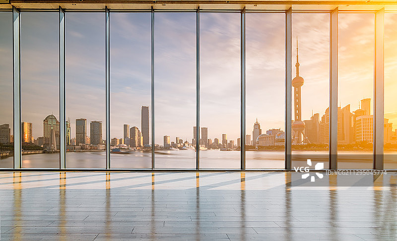 透过窗看上海风光图片素材