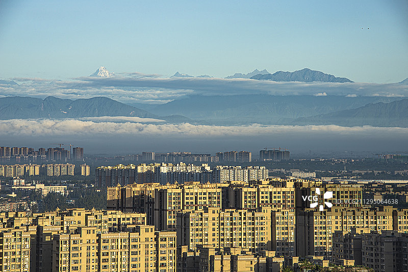 2020年8月13日在成都遥望雪山幺妹峰日出图片素材