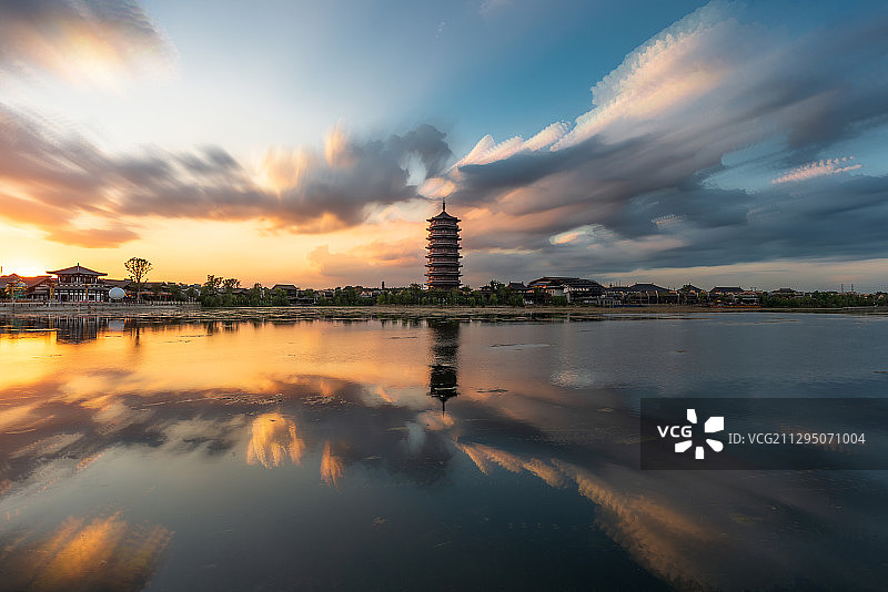 湖南省长沙市铜官窑觉华塔晚霞湖面倒影图片素材