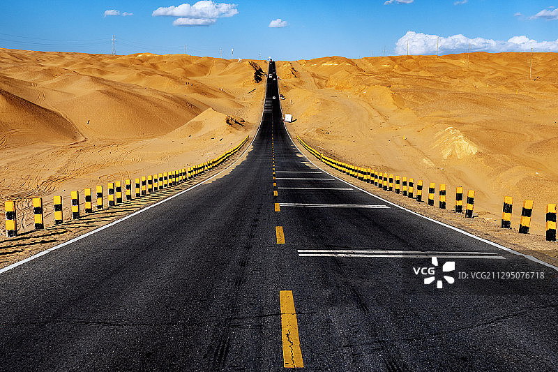 西北荒漠公路风光图片素材