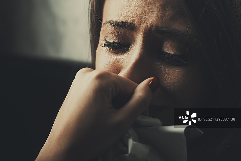 沮丧的年轻女人在哭泣图片素材