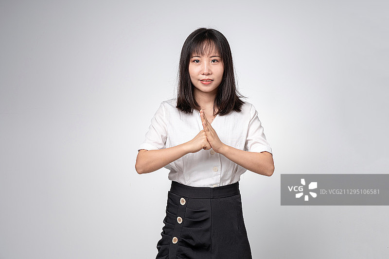 抱拳的女性职员图片素材