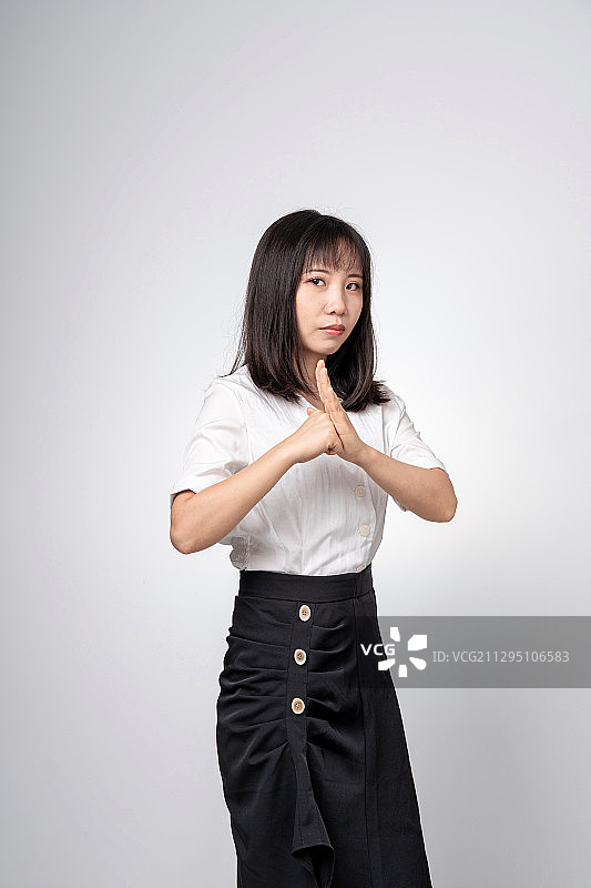 抱拳的女性职员图片素材