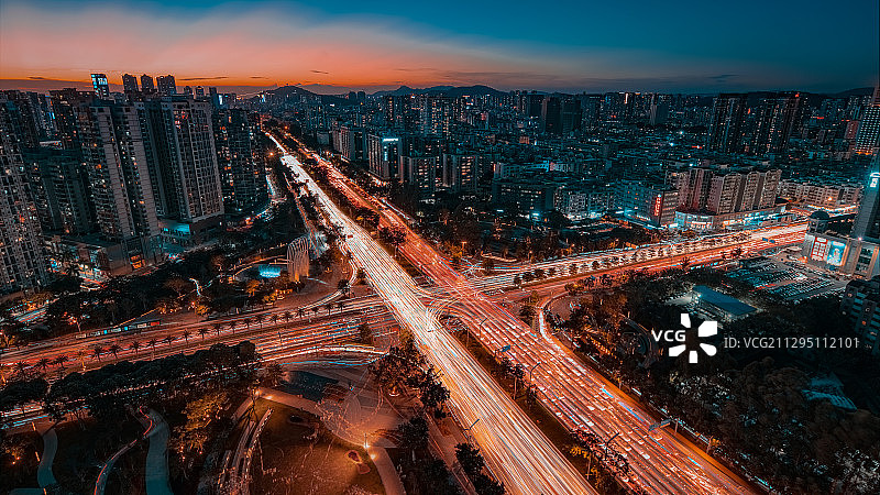 中国深圳宝安中心城市慢门车流光轨图片素材