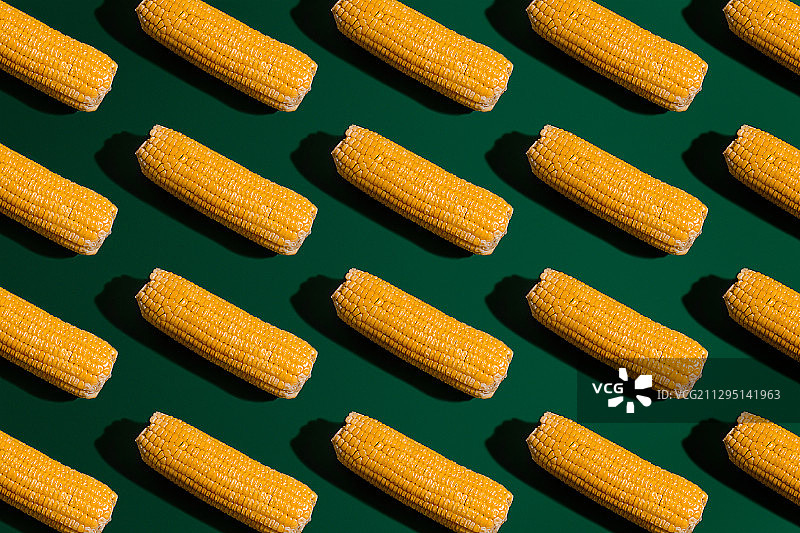 巴西圣保罗绿色背景上的玉米芯静物图片素材