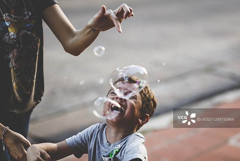 在阿根廷波萨达斯玩泡泡的母子图片素材