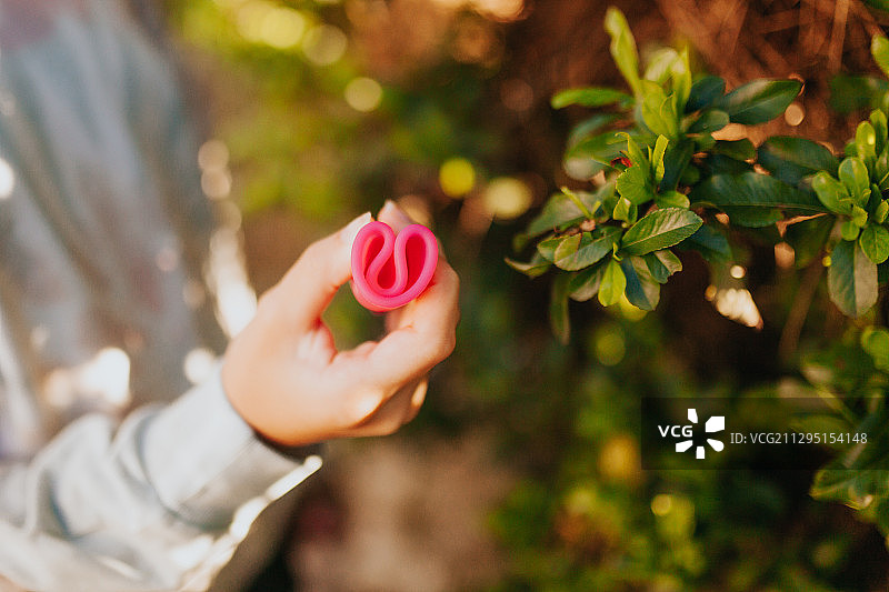 女子手中拿着月经杯（加拿大维多利亚）图片素材
